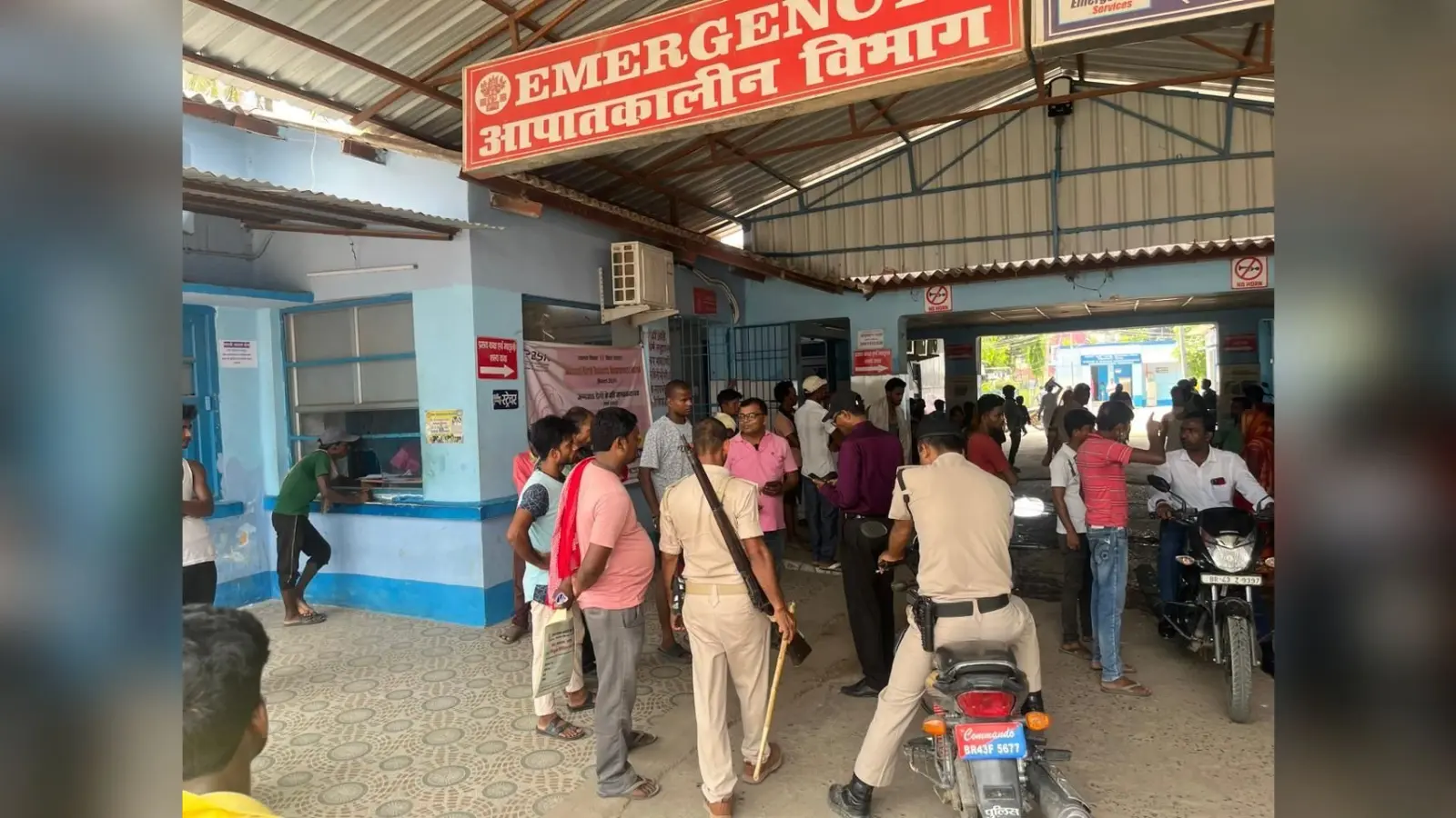 सड़क दुर्घटना में पुत्र की गयी जान, मां की स्थिति नाजुक, मेडिकल कॉलेज रेफर