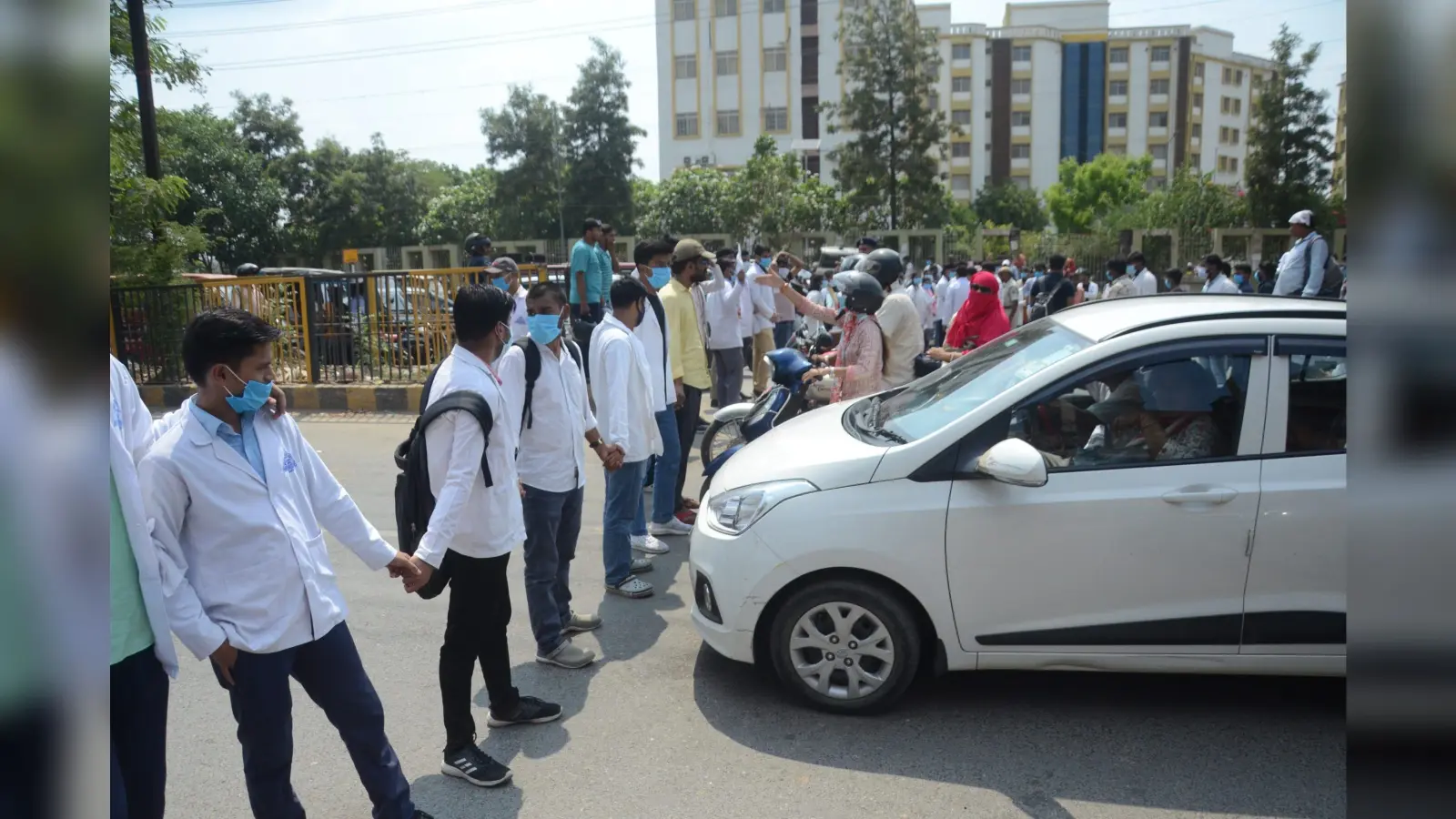 कैंपस : एकेयू में मेडिकल छात्रों का हंगामा, एक घंटे तक सड़क को किया जाम