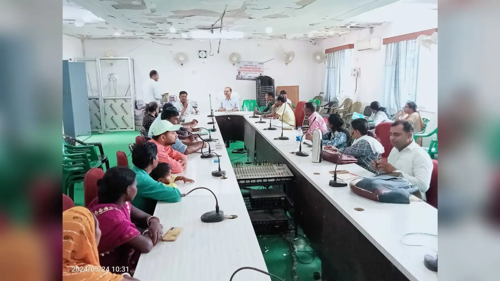 बीडीओ ने मतदान केंद्रों पर सुविधा उपलब्ध कराने को लेकर बीएलओ व कर्मियों के साथ की मंत्रणा