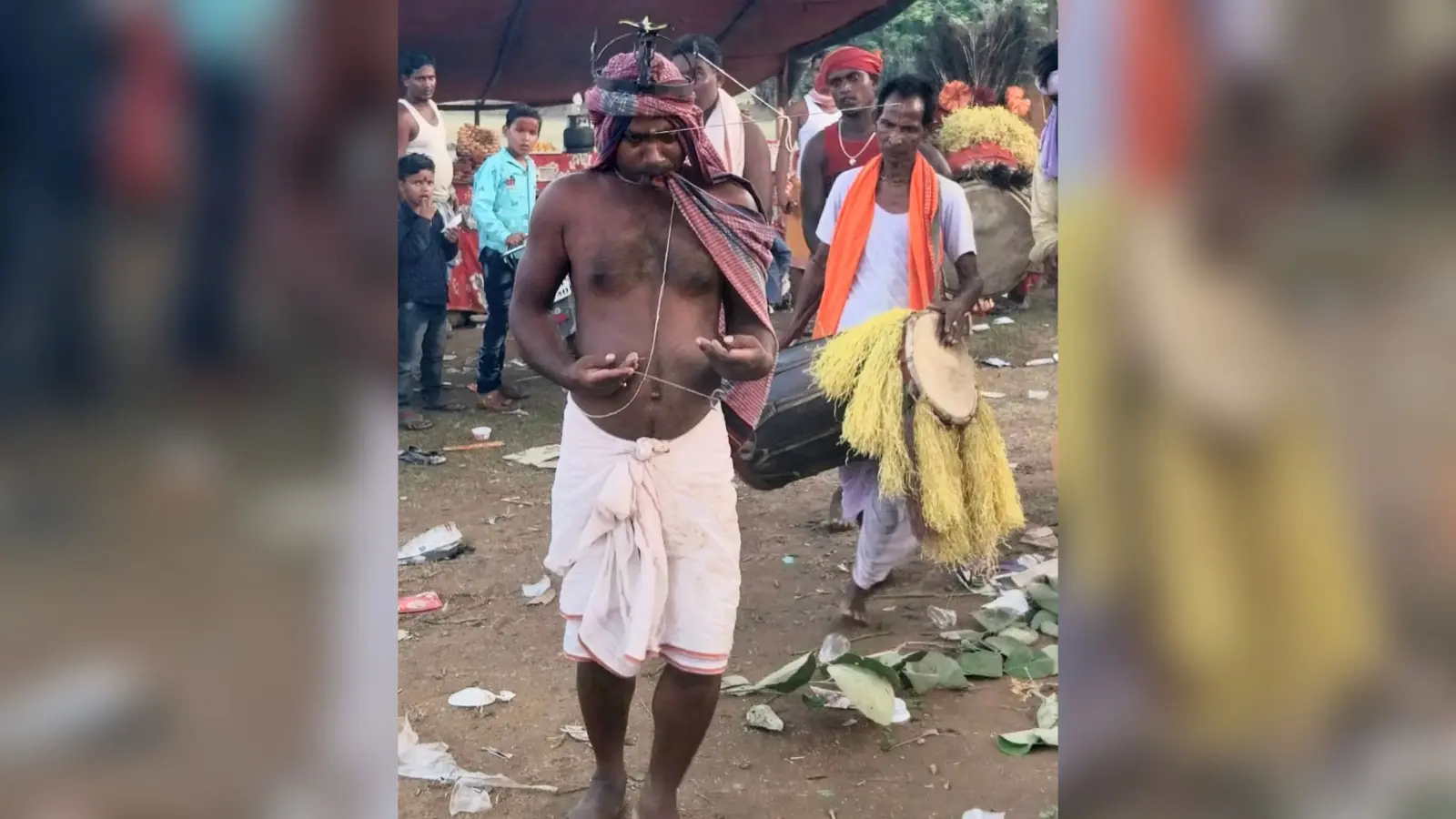 जलांई गांव में बाबा धर्मराज पूजा में भक्तों का लगा रहा तांता, भोक्ताओं ने दिखाये हैरतअंगेज करतब