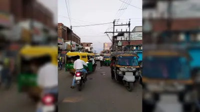 इचाक में बस व टेम्पो स्टैंड नहीं, सड़क पर ही लगती हैं गाड़ियां