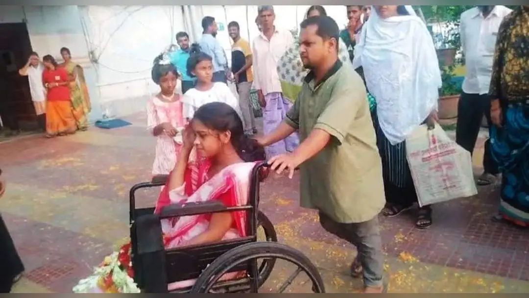 बेटी की जन्म की खुशी में 12 गाड़ियों से बेटी को अस्पताल से ले गए घर