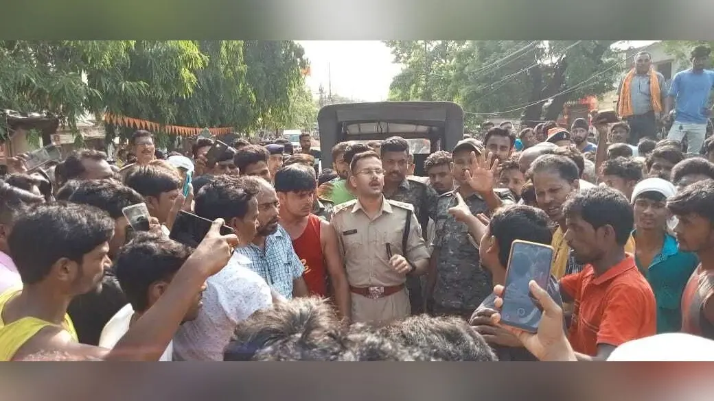 स्टोन चिप्स लदा ट्रैक्टर की चपेट में बाइक सवार दो युवकों की मौत, सड़क जाम, पुलिस पर पथराव