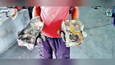 इसीएल के बंकोला क्षेत्र में प्लास्टिक को पिघला कर बन रही इको-फ्रेंडली ईंट