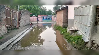 गंदे पानी से होकर स्कूल जाने को विवश हैं बच्चे