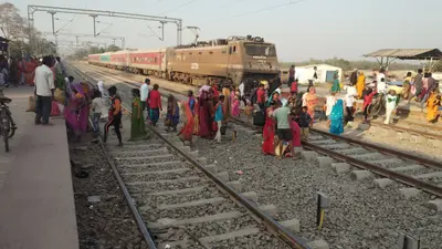 जान जोखिम में डालकर रेलवे लाइन पार करते हैं लोग, हो चुका है हादसा