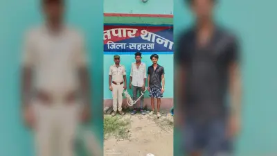 बाइक पर सवार दो युवक दो बोतल विदेशी शराब के साथ गिरफ्तार