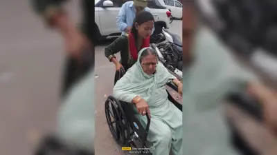 मतदान केंद्रों पर स्कूली बच्चों, महिलाओं ने की दिव्यांग-बुजुर्ग वोटरों की मदद