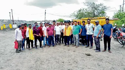 घरों में पड़ने वाली दरार के विरोध में ग्रामीणों का प्रदर्शन