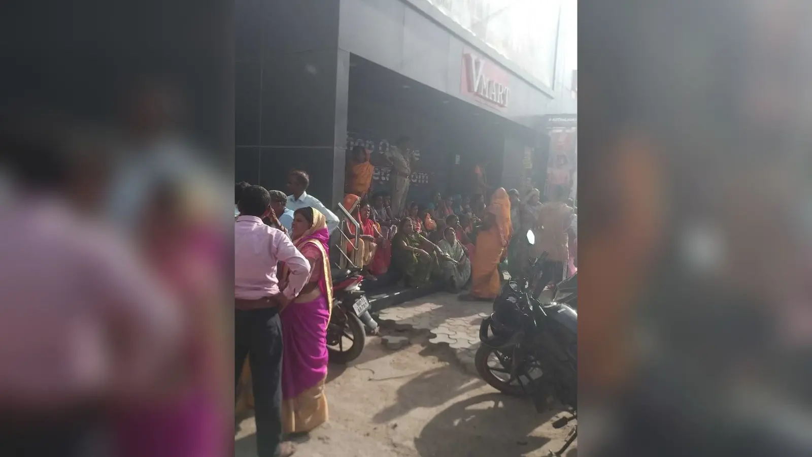 वी मार्ट के गार्ड की मौत के बाद मुआवजे की मांग को लेकर परिजनों ने किया हंगामा