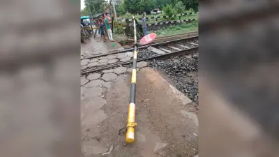 वाहन के धक्के से टूटा रेलवे फाटक का बूम, 10 मिनट तक रुकी रही बंदे भारत ट्रेन