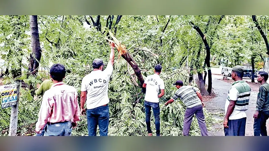 रेमाल के चलते जनजीवन अस्त-व्यस्त