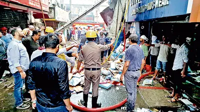 स्टेशन बाजार के गारमेंट शोरूम में लगी आग, लाखों का कपड़ा खाक
