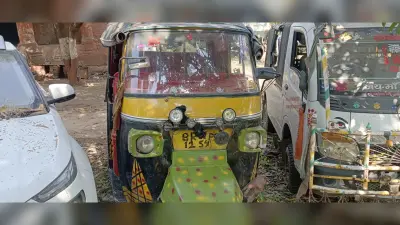 ऑटो के तहखाने से 70 लीटर विदेशी शराब जब्त, धंधेबाज गिरफ्तार