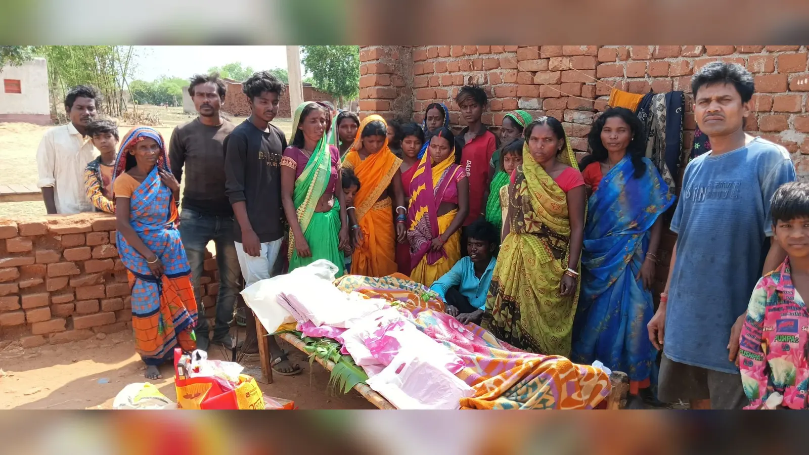 कारू का शव गांव पहुंचते ही परिजनों में मचा कोहराम