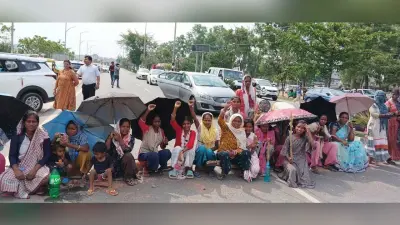 सरना समाज का चबूतरा तोड़े जाने के विरोध में तीन घंटे जाम रहा एयरपोर्ट रोड