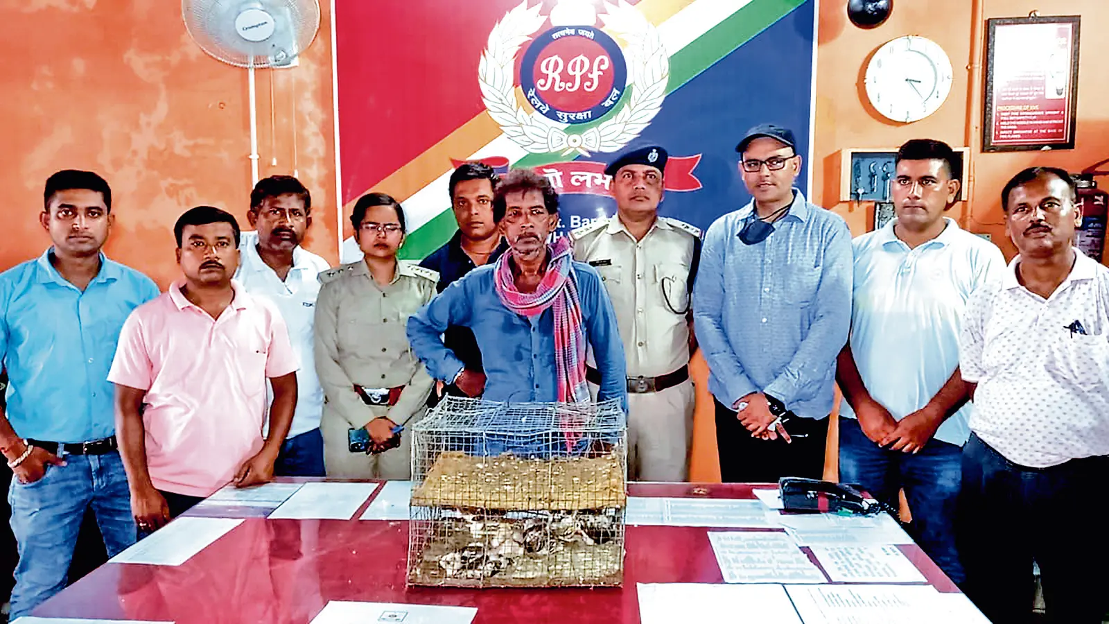 प्रतिबंधित पक्षियों की तस्करी के आरोप में एक गिरफ्तार