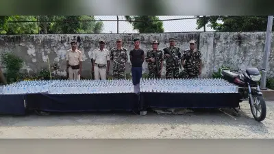725 बोतल नेपाली शराब के साथ तस्कर गिरफ्तार, बाइक जब्त