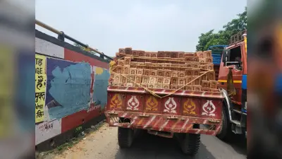 सड़क पर मौत को दावत दे रही ट्रैक्टर की ओवरलोडिंग ट्रालियां, डीएम के आदेश का नहीं हो रहा अनुपालन