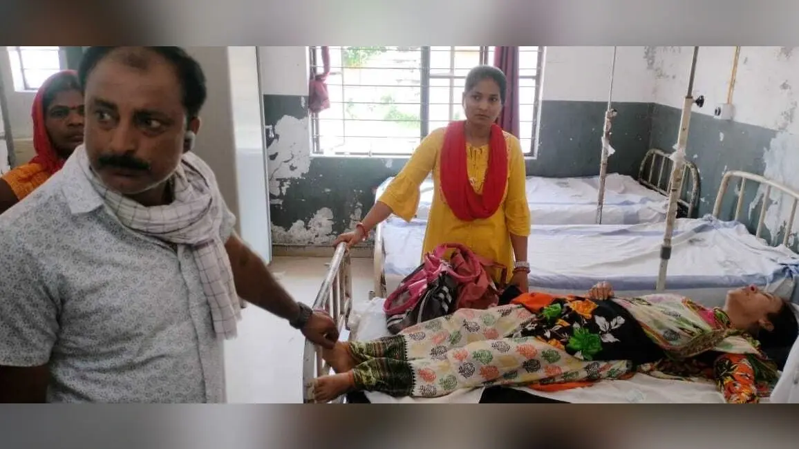 भीषण गर्मी के चलते स्कूल में पढ़ते समय शिक्षिका गिरी कुर्सी से, हुई बेहोश