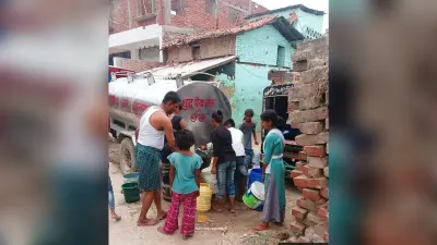 नगर परिषद क्षेत्र के दर्जनभर वार्डां में गहराया जलसंकट, टैंकर से पहुंचाया जा रहा पानी