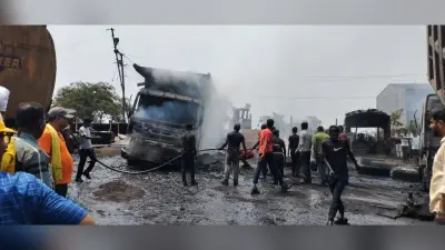 – ब्लॉक दो ओसीपी में खड़े दो टिपर में स्वत: आग भडकी, जलकर खाक