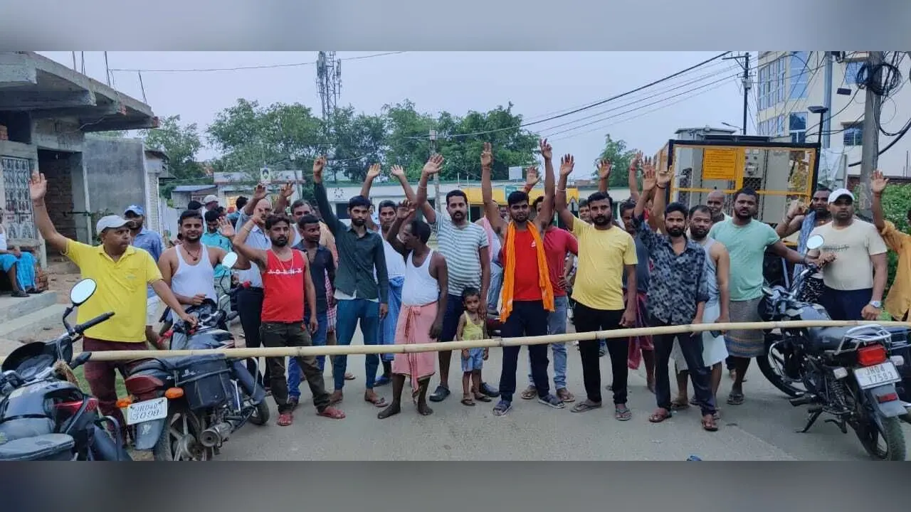 26 घंटे से रसिकपुर में बिजली आपूर्ति ठप, लोगों ने किया रोड जाम