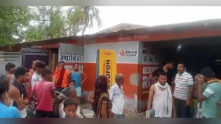 दरवाजा तोड़कर चोरों ने किराना दुकान में की चोरी, पीड़ित ने थाना में दिया आवेदन