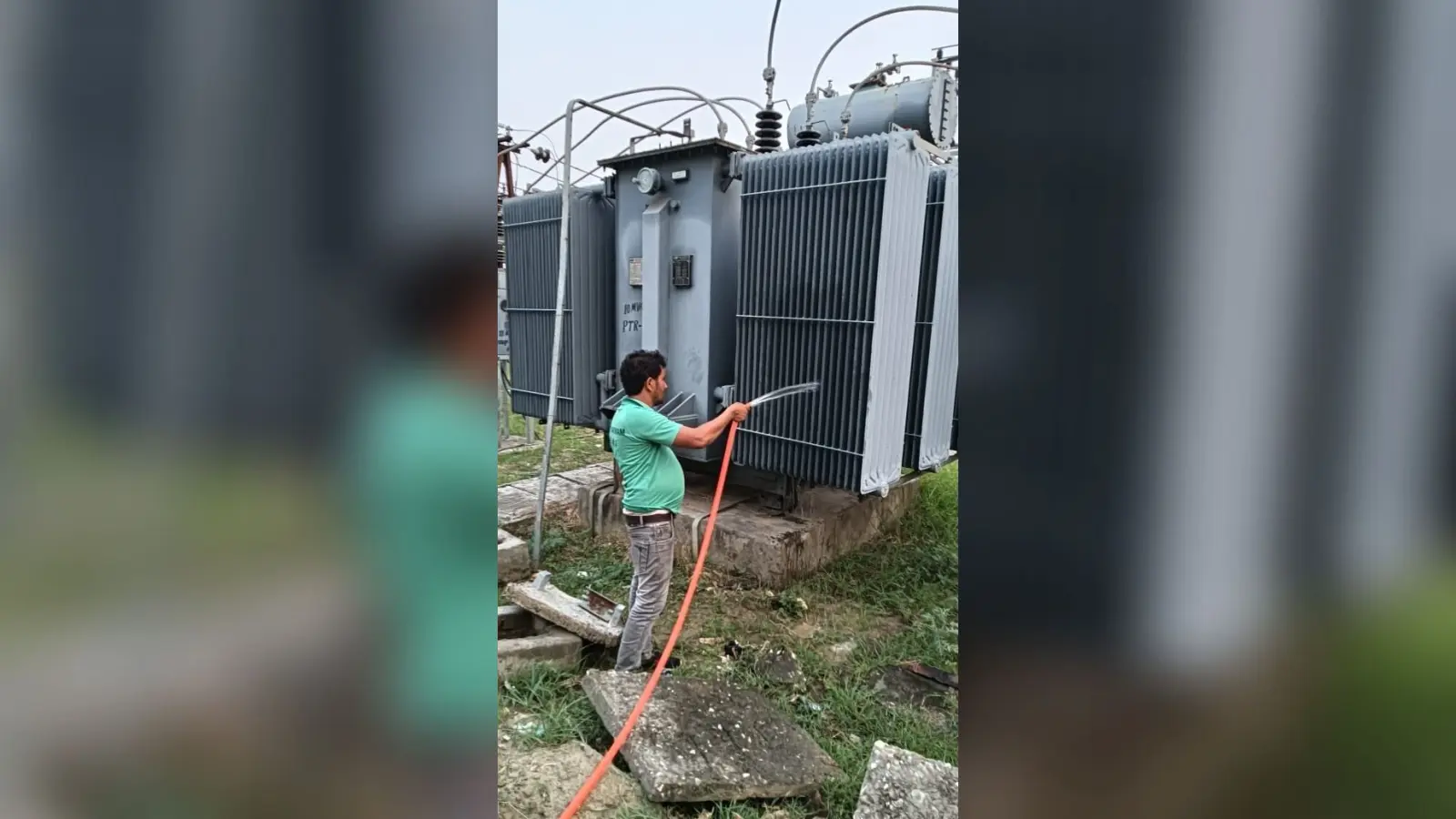 ट्रांसफार्मर को ठंडा रखने के लिए कही पानी का छिड़काव तो कही लगाया जा रहा कूलर