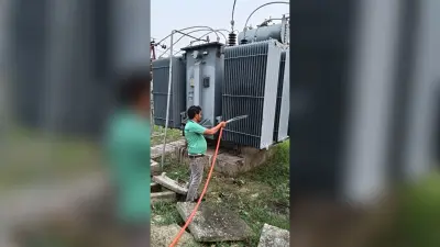 ट्रांसफार्मर को ठंडा रखने के लिए कही पानी का छिड़काव तो कही लगाया जा रहा कूलर