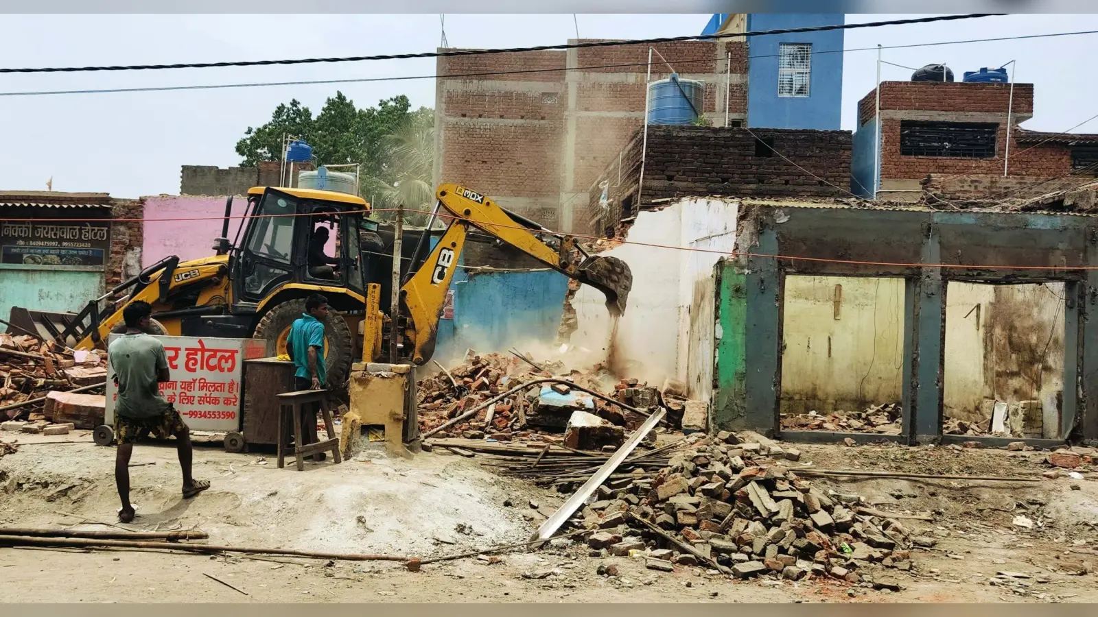 सड़क निर्माण में बाधक बनी दुकानों को रेलवे ने हटाया