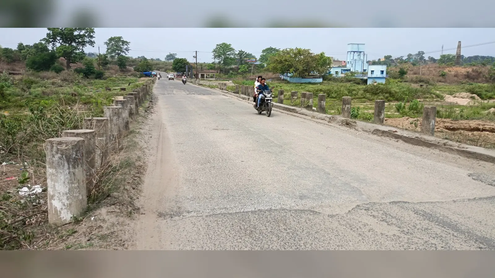 बोकारो नदी पर बना पुल हुआ जर्जर, ग्रामीणों को आवागमन में हो रही परेशानी