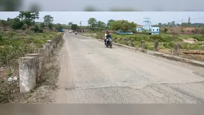 बोकारो नदी पर बना पुल हुआ जर्जर, ग्रामीणों को आवागमन में हो रही परेशानी