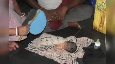 नवजात को लेकर बरामदे में आयीं गर्मी से परेशान प्रसुताएं