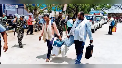 कर्मचारियों व अफसरों से सज गये पोलिंग बूथ, करें मतदान