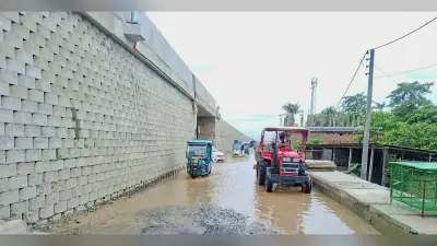 निर्माणाधीन सर्विस रोड पर बरसाती जलजमाव से आवागमन में परेशानी