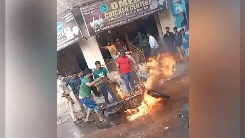Video: चलती Bullet में लगी आग, बुझाने के दौरान धमाका, 2 की मौत 9 घायल