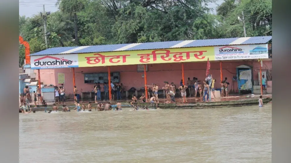 UP News: महिलाओं के चेंजिंग रूम में सीसीटीवी कैमरा लगाने वाले महंत की दुकानों पर चला बुलडोजर