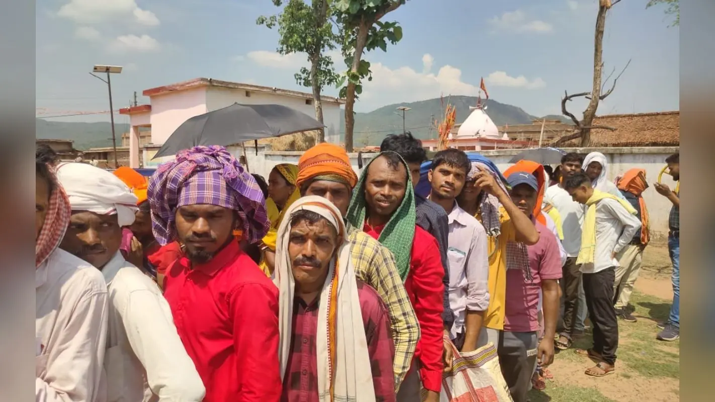 Giridih Lok Sabha: गर्मी बेअसर, झुमरा और ऊपरघाट में दिखा जोश, 6 किमी पैदल चलकर वोट देने आए लोग