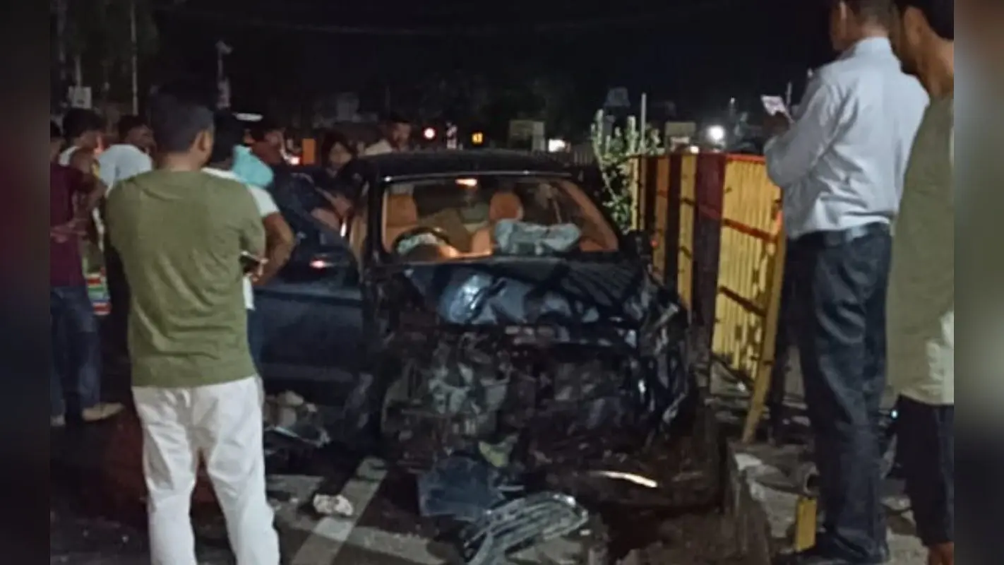 Jharkhand News: औरंगाबाद से देवघर जा रही कार गिरिडीह में रेलिंग से टकराई, कार के परखच्चे उड़े