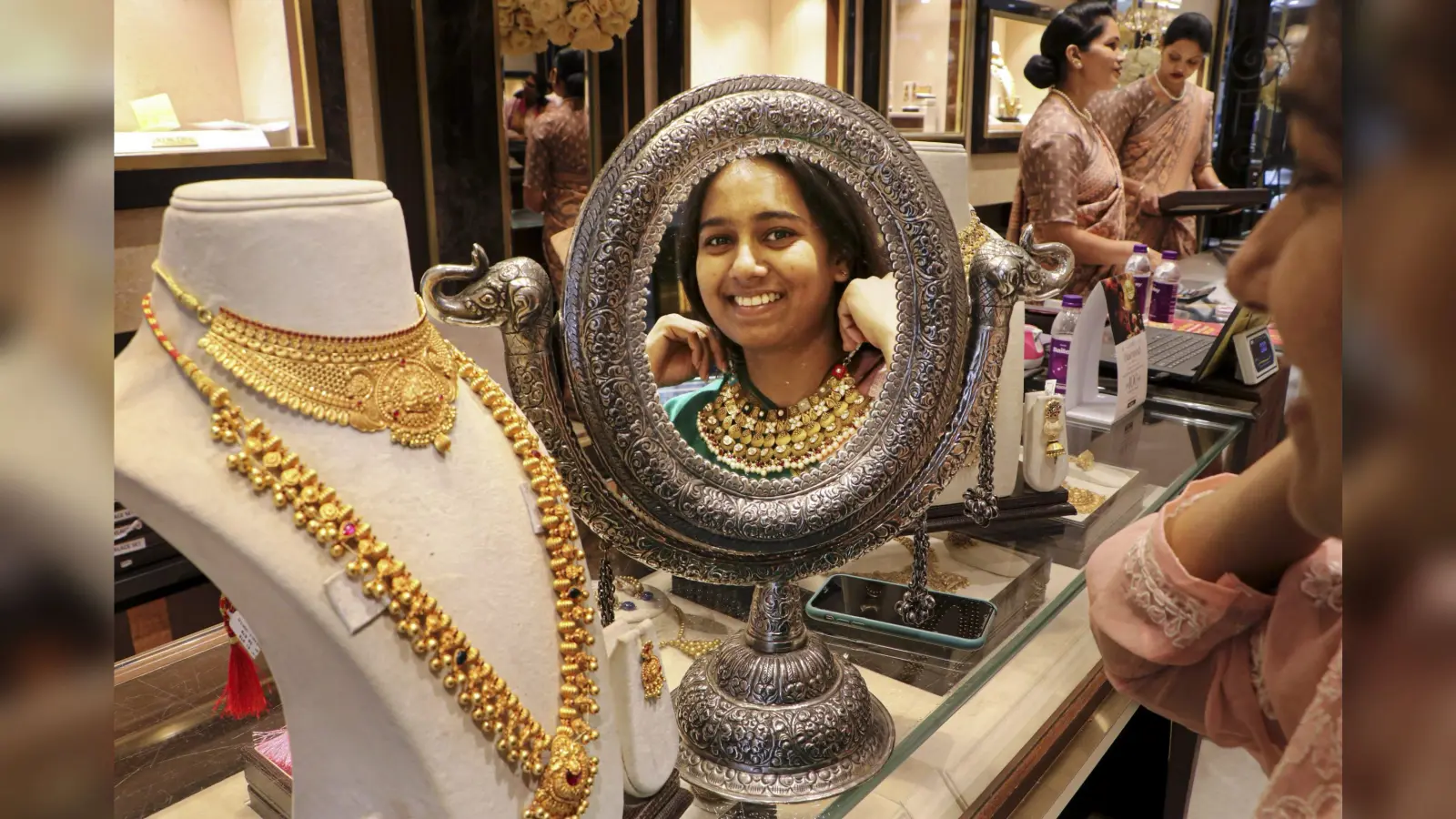 Gold Price Today: अक्षय तृतीया पर खरीदना है सोना तो जल्दी करें, भागने लगा है दाम
