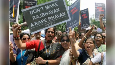 बंगाल के राज्यपाल पर लगे छेड़खानी के आरोप के प्रतिवाद में टीएमसी का राज भवन के सामने प्रदर्शन