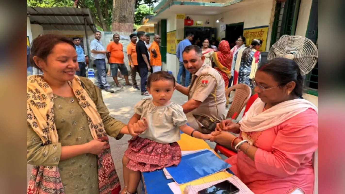जमशेदपुर में ढाई साल की बच्ची की जिद के आगे झुकना पड़ा मतदान कर्मियों को, ऐसे हुई उसकी डिमांड पूरी
