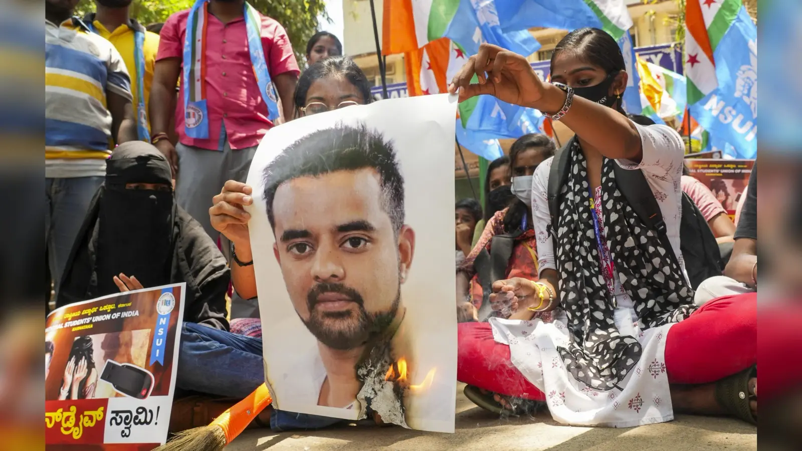 जेडीएस सांसद प्रज्वल रेवन्ना का पासपोर्ट रद्द करने की तैयारी, कर्नाटक सरकार ने विदेश मंत्रालय को लिखा पत्र