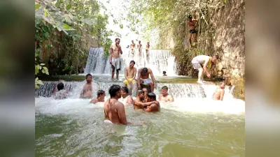 भीषण गर्मी में पहाड़ी झरना लोगों को पहुंचा रहा राहत, लोग ठंडे पानी नहा खूब कर रहे मस्ती