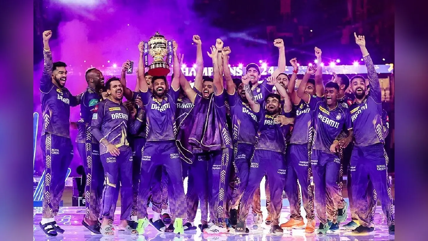 IPL 2024 की ट्रॉफी लेकर लियोनेल मेसी के स्टाइल में नाचे श्रेयस अय्यर, वीडियो वायरल