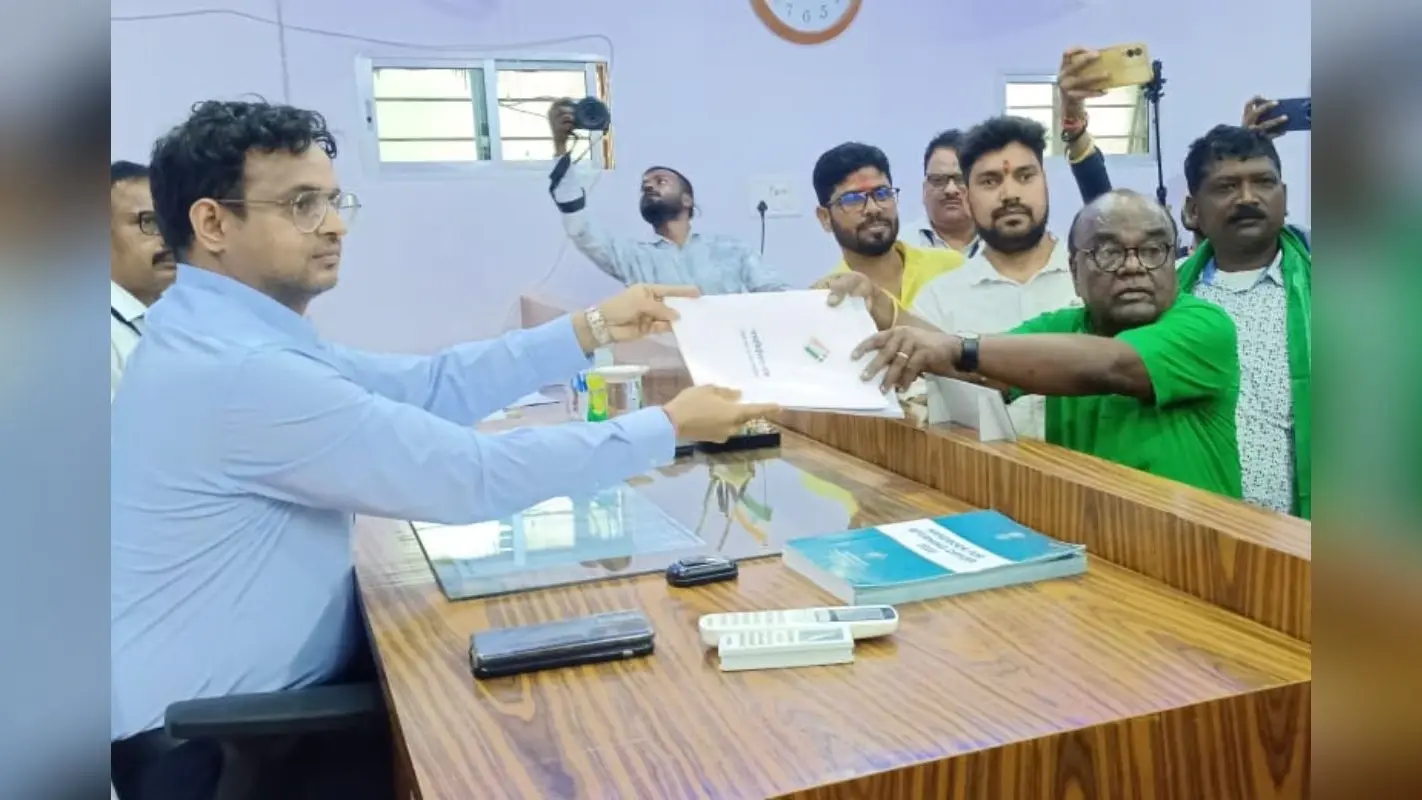 Lok Sabha Election 2024: राजमहल लोकसभा सीट से झामुमो विधायक लोबिन हेंब्रम ने निर्दलीय भरा पर्चा, पार्टी को दी चेतावनी