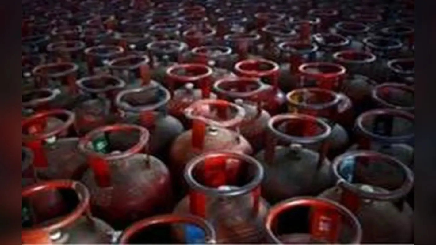 LPG Price: सस्ता हो गया एलपीजी सिलेंडर, बैंकों में पैसे से जुड़े नियम में भी बदलाव