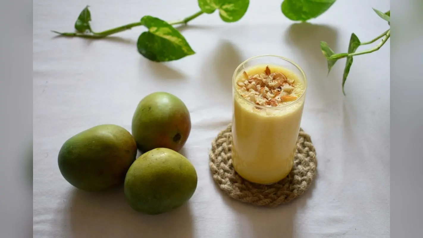 Mango Smoothie Recipe: गर्मियों के मौसम में ट्राई करिए ये स्वादिष्ट मैंगो स्मूदी