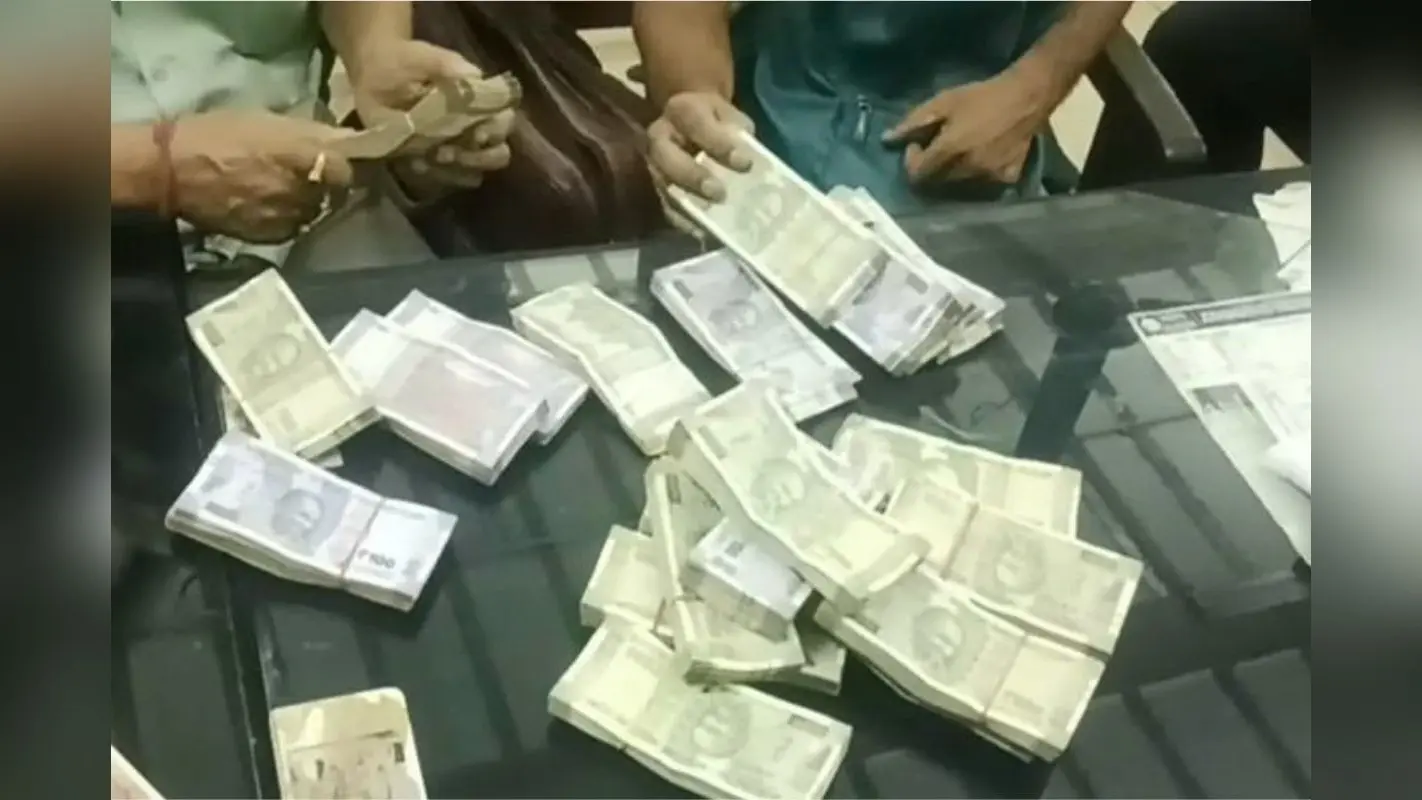Bizarre News: बॉयफ्रेंड ने गिफ्ट किया नोटो से भरा बैग,असलियत जान लड़की पहुंची पुलिस स्टेशन